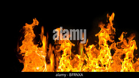 Orange Flammen gegen Schwarz Stockfoto