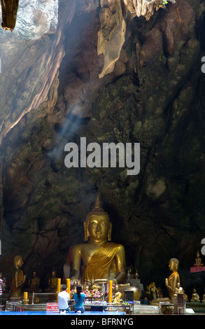 Thai paar verehren Buddha-Statue. Khao Luang Höhle. Phetchaburi. Thailand Stockfoto