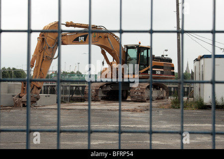 Bagger in einer Baustelle eingezäunt Stockfoto