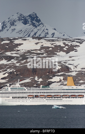 Kreuzfahrt Schiff Segeln in fragilen Environnement in der Arktis Pelago von Svabard Stockfoto