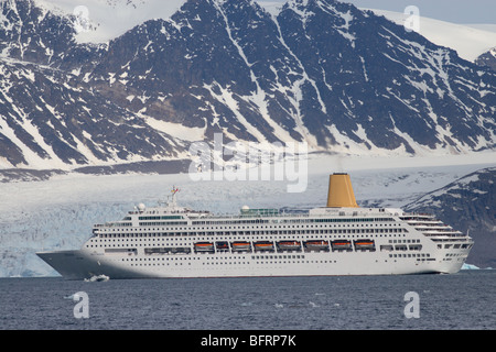 Kreuzfahrt Schiff Segeln in fragilen Environnement in der Arktis Pelago von Svabard Stockfoto