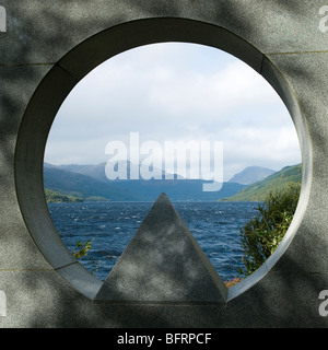 National Memorial Park-Denkmal für die gefallenen Soldaten im zweiten Weltkrieg am Ufer des Loch Lomond Stockfoto