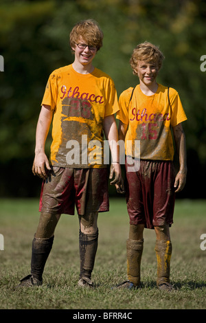 Junge Fußballer auf Feld - Muddy - New York - USA Stockfoto
