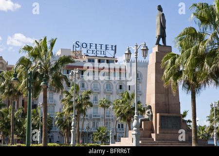 Das Sofitel Cecil Hotel an der Corniche in Alexandria, Ägypten vom Park aus gesehen Stockfoto