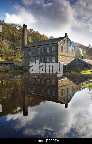 Gibson Mühle und Mühlteich bei Hardcastle Klippen, Cragvale, in der Nähe von Heptonstall, West Yorkshire, UK, laufen völlig auf erneuerbare Energien Stockfoto