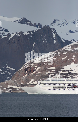 Kreuzfahrt Schiff Segeln in fragilen Environnement in der Arktis Pelago von Svabard Stockfoto