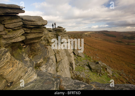 Zwei Wanderer genießen Sie den Blick vom Stanage Edge, in der Nähe von Hathersage in Derbyshire Peak District, Großbritannien Stockfoto