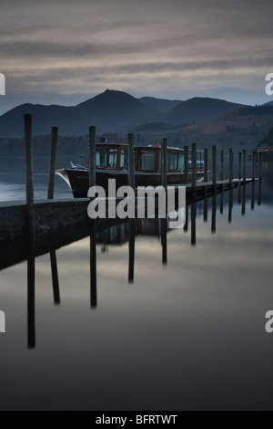 Dämmerung/Dämmerung an der Derwentwater Dampfer Anlegestellen in Keswick im englischen Lake District National Park Cumbria UK Stockfoto