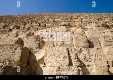 Blick zum Himmel an den Blöcken verwendet beim Bau der großen Pyramiden von Gizeh Kairo, Ägypten Stockfoto