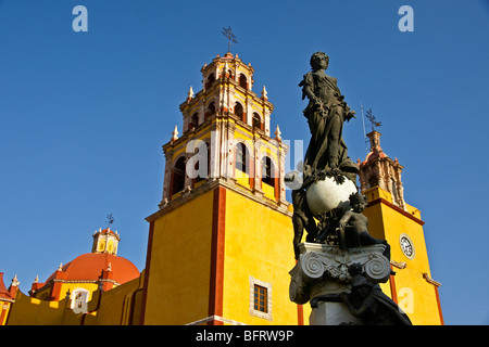 Basilika der Muttergottes von Guanajuato mit Statue am Brunnen im Plaza del la Pax Stockfoto