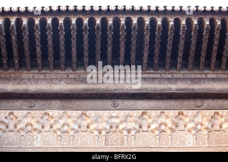 Detail von Holz- und Stuckverzierungen, Cuarto Dorado, der Innenhof des Tores nach Comares Palast, Alhambra, Granada, Spanien Stockfoto