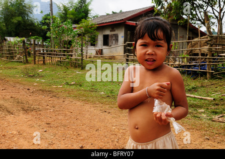 Laos; Dorf in der Nähe von Vang Vieng; Porträt des jungen Mädchens vor ihrem Haus Stockfoto