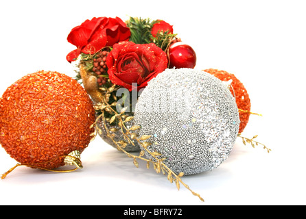 Weihnachten, graue und orange Kugeln, rote Rosen auf weißem Hintergrund isoliert. Stockfoto