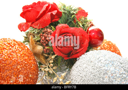 Weihnachten, graue und orange Kugeln, rote Rosen auf weißem Hintergrund isoliert. Stockfoto