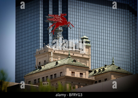 Pegasus, Flying Red Horse auf dem Magnolia-Petroleum-Gebäude in der Innenstadt von Dallas. Texas USA. Stockfoto