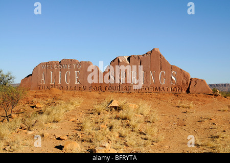 Ein "herzlich willkommen Alice Springs" Verkehrszeichen auf dem Stuart Highway im Northern Territory. Australien. Stockfoto