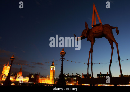 Salvador Dali Elefant und Pyramide in Southbank, Big Ben und die Houses of Parliament im Hintergrund, London Stockfoto