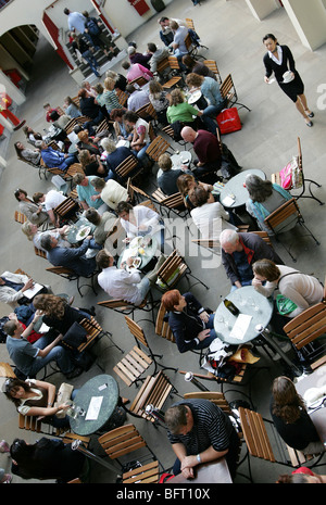 Leute sitzen, Essen, Covent Garden Piazza, London Stockfoto