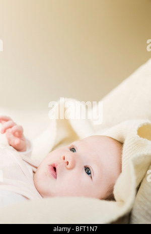 Baby lag in Decke Stockfoto