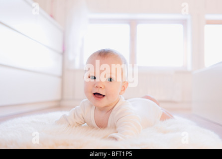 Baby liegend auf Teppich Stockfoto