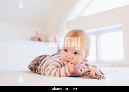 Baby am Boden liegend Stockfoto