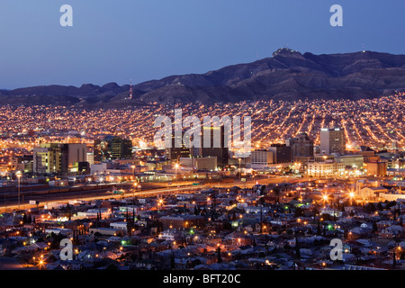 Interstate 10 auf der Grenze von El Paso, Texas, USA, und Juarez, Mexiko Stockfoto