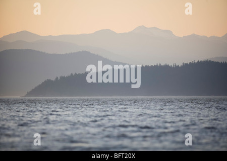 See und die Berge in der Dämmerung Stockfoto