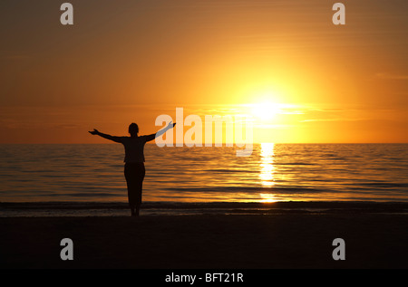 Frau am Strand bei Sonnenuntergang, Florida, USA Stockfoto