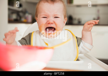 Schreiendes Baby im Hochstuhl Stockfoto