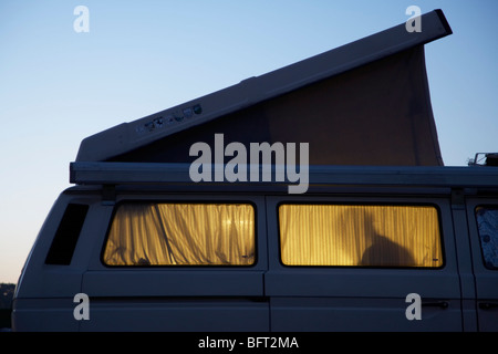 Silhouette der Person im Wohnmobil Stockfoto