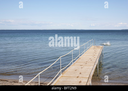 Nassen Fußspuren auf Dock, Klampenborg, Insel Seeland, Dänemark Stockfoto