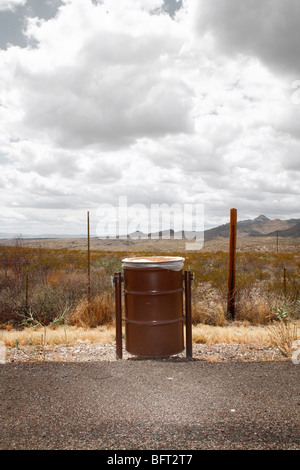 Müll kann auf der Straße, Shafter, Texas, USA Stockfoto