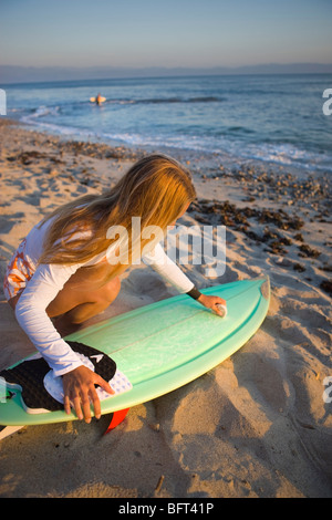 Surfer, die wachsen Board am Strand, Punta Burros, Nayarit, Mexiko Stockfoto