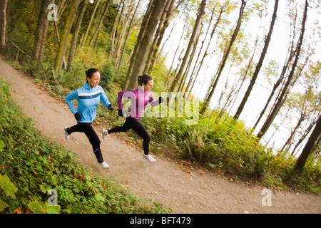 Frauen laufen auf Waldweg, Seattle, Washington, USA Stockfoto