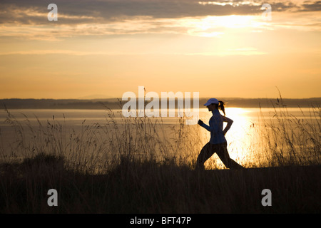 Frau läuft in der Nähe von Puget Sound, Seattle, Washington, USA Stockfoto