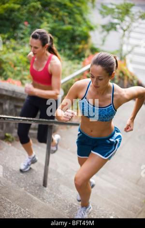 Frauen, die Treppe hinauf läuft Stockfoto