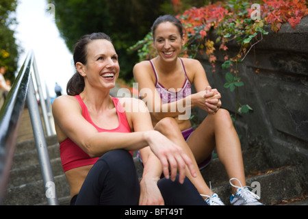 Frauen ruht auf Schritte nach dem Training Stockfoto