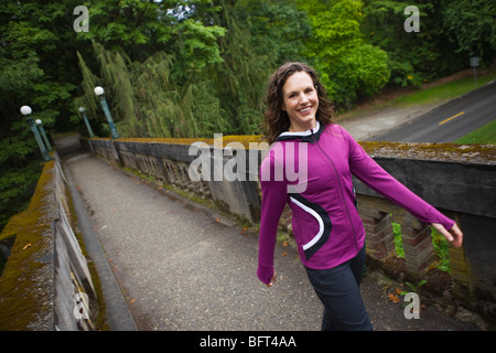 Frau auf der Brücke im Arboretum, Seattle, Washington, USA Stockfoto