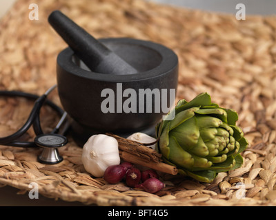 Stillleben mit Mörser und Stößel und Heilpflanzen Stockfoto