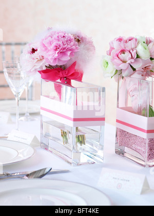 Brautsträuße in Glasvasen auf Hochzeit Head Table Stockfoto