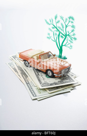 Spielzeugauto und US-Dollar Stockfoto