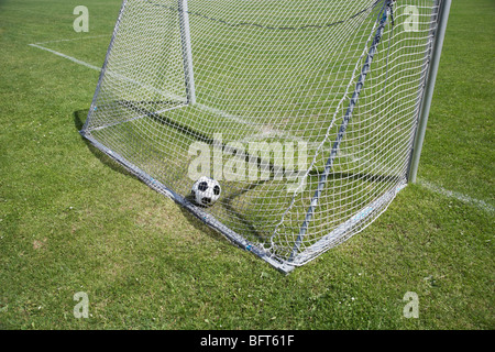 Fußball im Netz Stockfoto