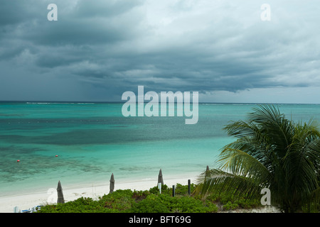 Gewitter überrollen Korallenriff und Strand, Turks- und Caicosinseln Stockfoto