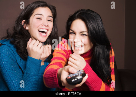 Frauen mit Fernbedienung Stockfoto