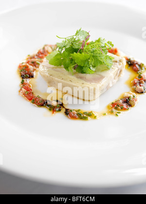 Huhn-Terrine mit Feld Grüns und Balsamico-Tomaten-Salsa Stockfoto