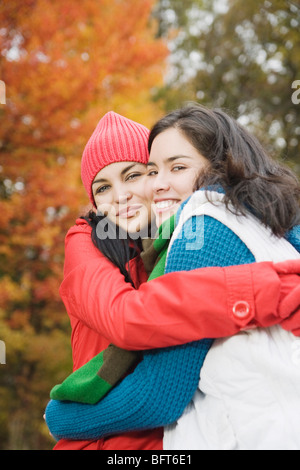 Frauen umarmen im freien Stockfoto