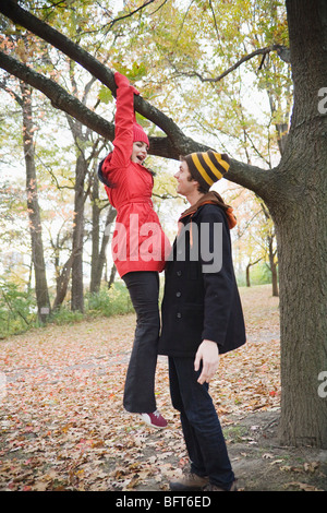 Paar im Freien im Herbst Stockfoto