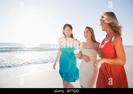 Gruppe von Frauen, die zu Fuß am Strand, Florida, USA Stockfoto