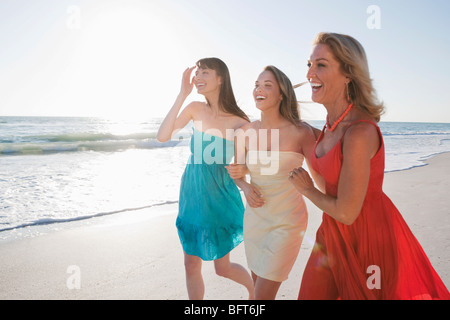 Gruppe von Frauen, die zu Fuß am Strand, Florida, USA Stockfoto