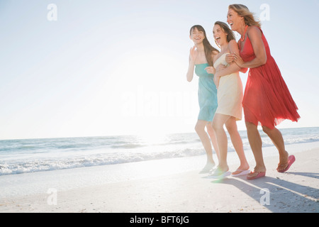 Gruppe von Frauen, die zu Fuß am Strand, Florida, USA Stockfoto